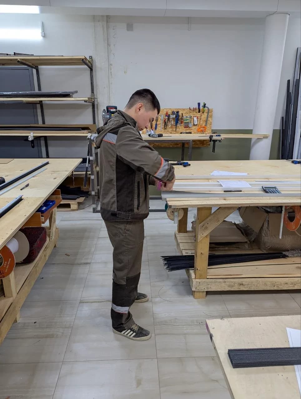 Ручная сборка изделия плиссе на верстаке