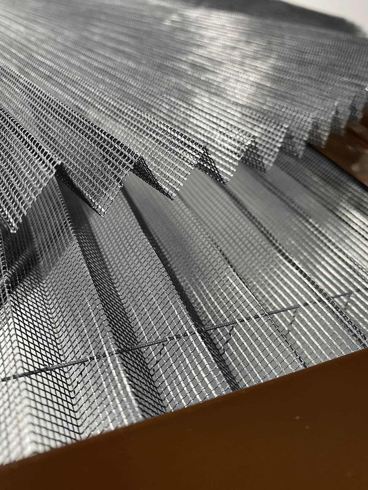 Полотно сетки плиссе сложено в компактную стопку