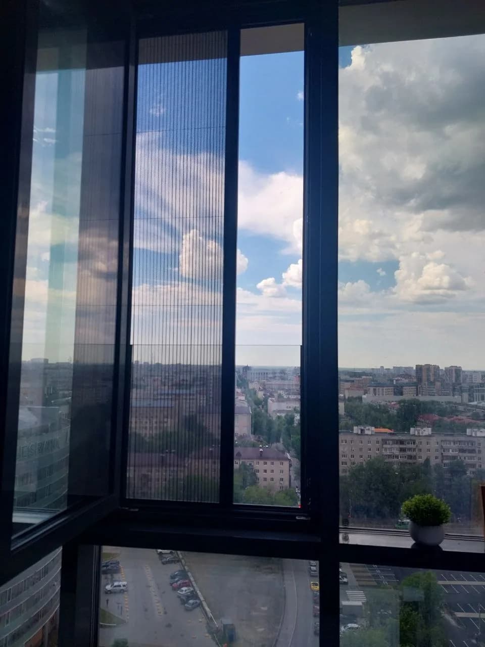 Раздвижная москитная сетка плиссе на панорамном остеклении — реальная установка